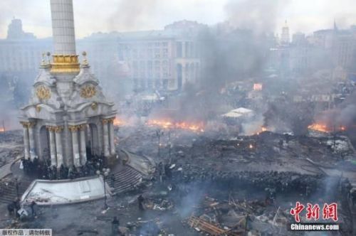 　　　2月18日，乌克兰首都基辅市中心再度发生暴力事件。据外电报道，新一轮冲突目前已造成25人丧生，另有至少241人受伤，其中包括79名警察和5名记者。图为当地时间2月19日，基辅市中心广场浓烟滚滚。