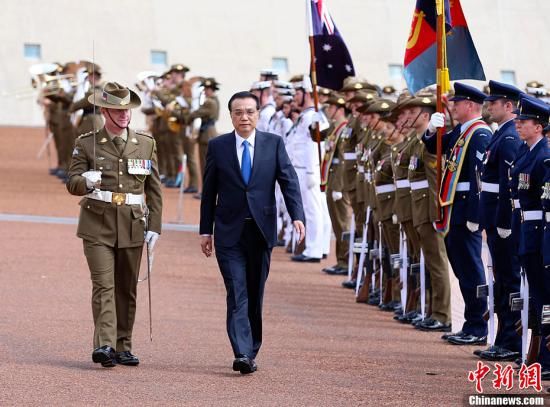 当地时间3月23日上午，澳大利亚总理特恩布尔在堪培拉议会大厦广场举行隆重仪式，欢迎中国国务院总理李克强对澳进行正式访问。中新社记者