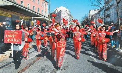 图为2017年春节期间，葡萄牙首都里斯本举行“欢乐春节”活动，由当地华社组织的华人腰鼓队在“欢乐春节”活动中的表演，吸引当地民众和华侨华人共同观看，共享新春的欢乐。