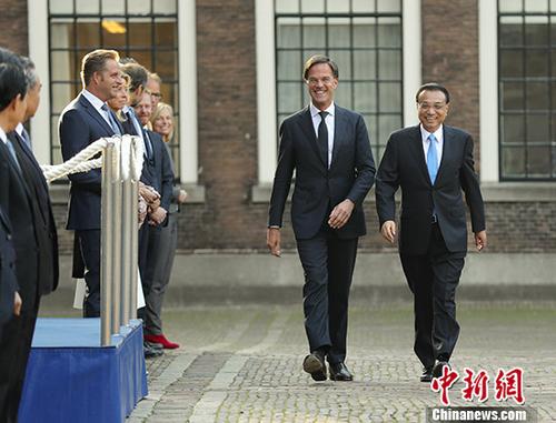 当地时间10月15日上午，中国国务院总理李克强在海牙首相府同荷兰首相吕特举行会谈。会谈前，吕特在海牙议会大厦广场为李克强举行隆重欢迎仪式。