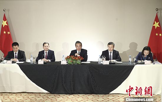 当地时间12月1日晚，中国国务委员兼外交部长王毅(中)在布宜诺斯艾利斯举行中外记者会，介绍刚刚结束的中美元首会晤情况。