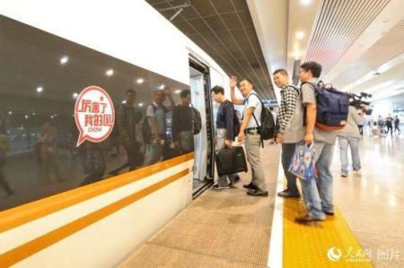 2017年9月21日，7对“复兴号”动车组列车在京沪高铁线率先实现350公里时速运营。图为“复兴号”提速后第一批乘客登车。王初/人民网