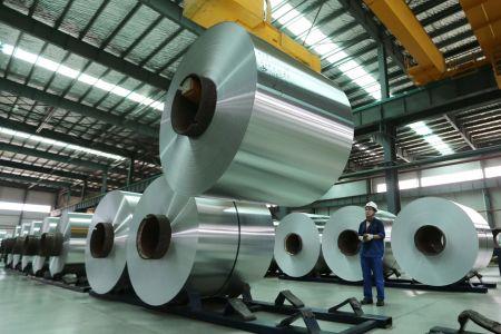 2017年8月3日，工人在安徽省濉溪县开发区美信铝业有限公司生产车间忙碌。图片来源：人民视觉