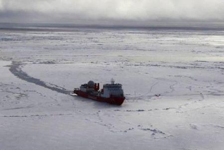 “雪龙”号深入冰面。图片来源：国家海洋局官网