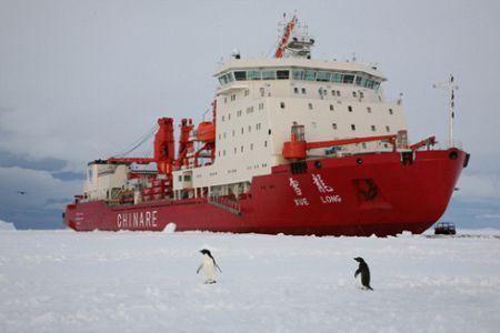 “雪龙”号在冰雪中。图片来源：国家海洋局官网