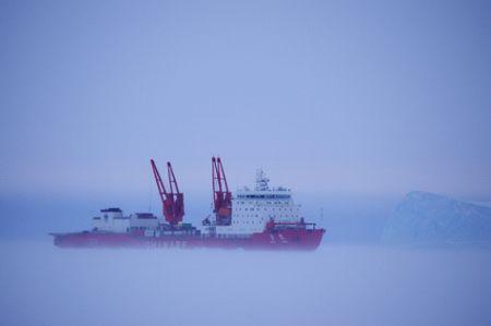 雾中的“雪龙”号。图片来源：国家海洋局官网